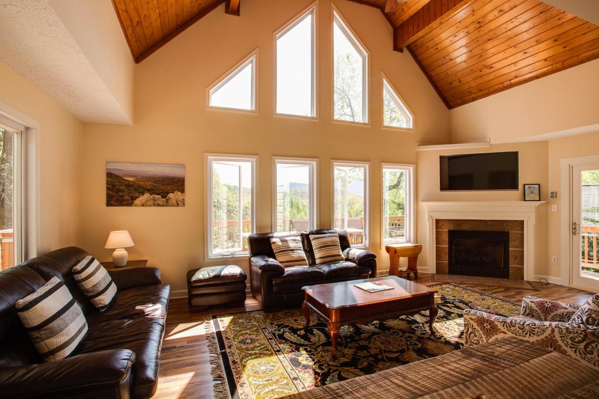 Love Ridge Mountain Lodging Lyndhurst エクステリア 写真
