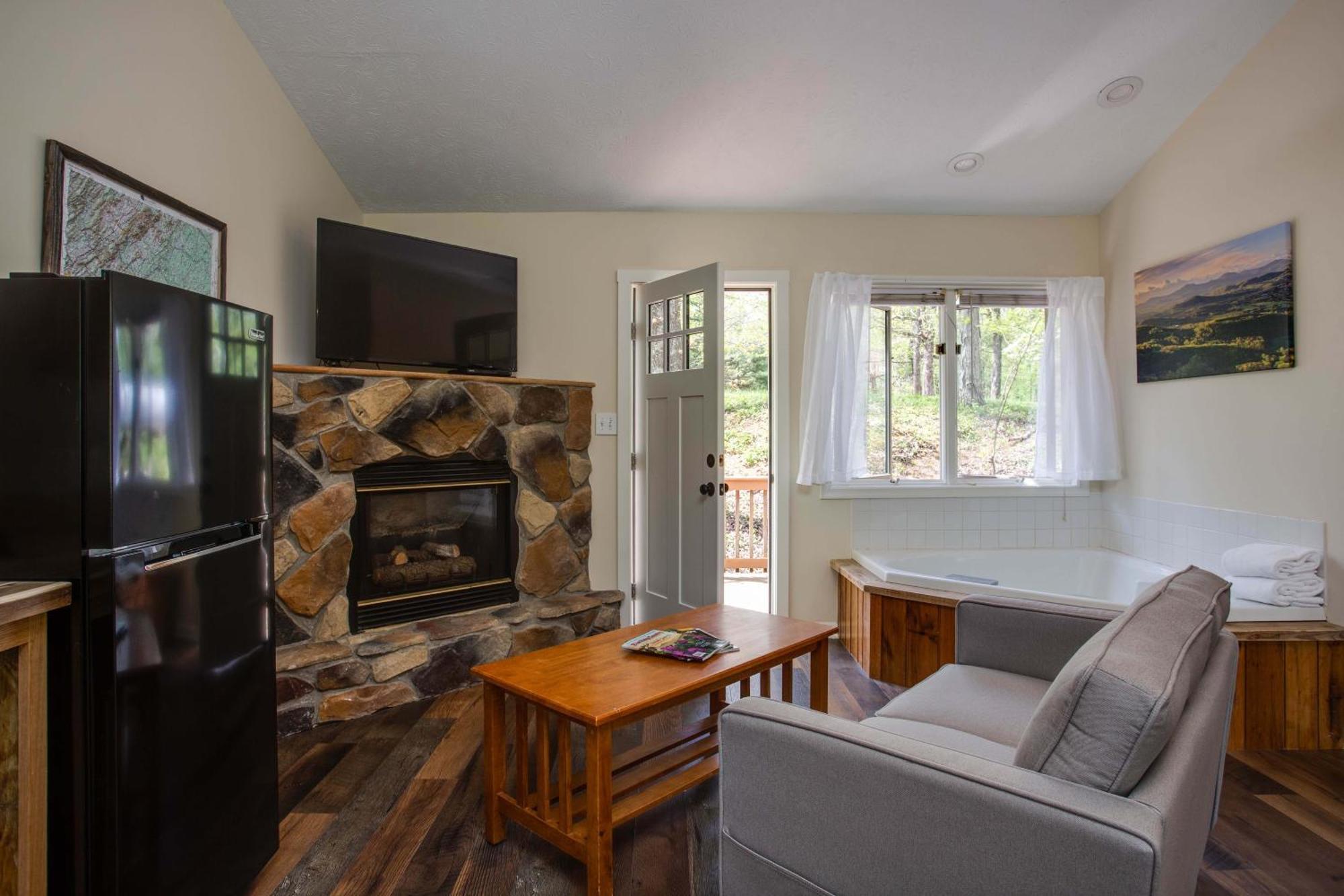 Love Ridge Mountain Lodging Lyndhurst エクステリア 写真